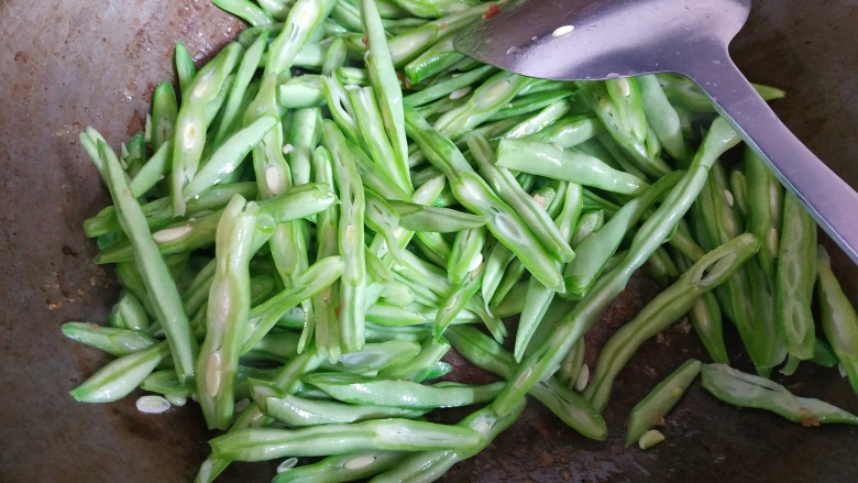 四季豆炒肉丝,放入四季豆,翻炒