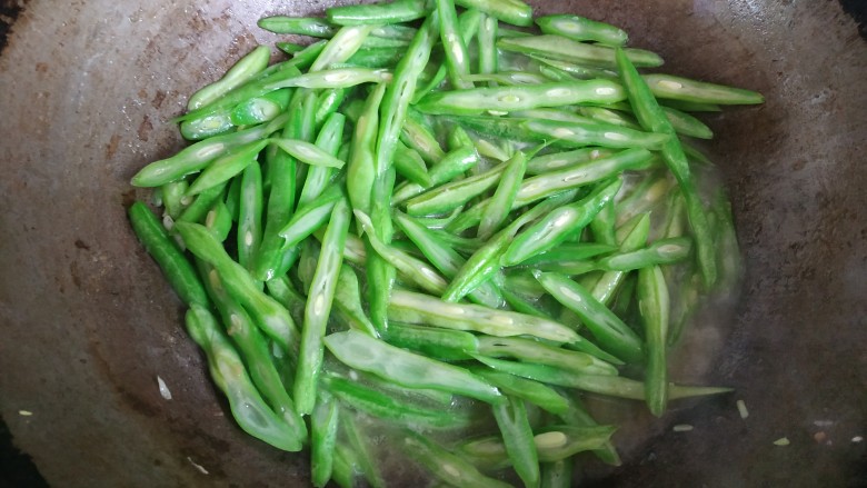 四季豆炒肉丝,加入适量清水,大火烧开,把水耗干,四季豆也就熟了