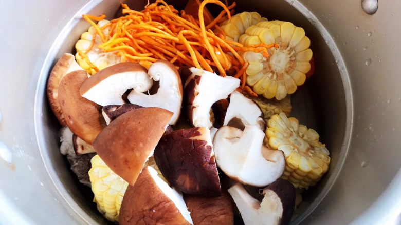 虫草花香菇胡萝卜玉米排骨汤(懒人高压锅版),放入其他全部食材