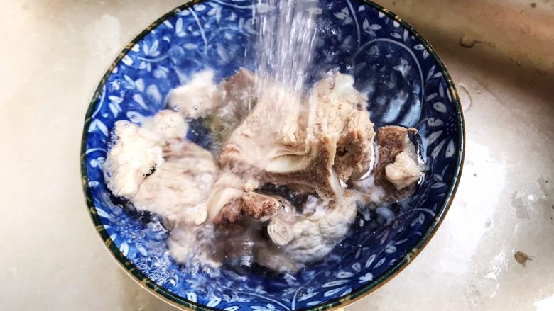 虫草花香菇胡萝卜玉米排骨汤(懒人高压锅版),煮好的排骨捞出,用流动水冲洗干净表面的浮沫