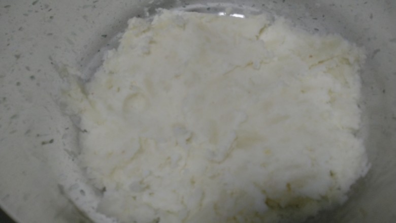 山药红枣糕,用勺子压成泥。
