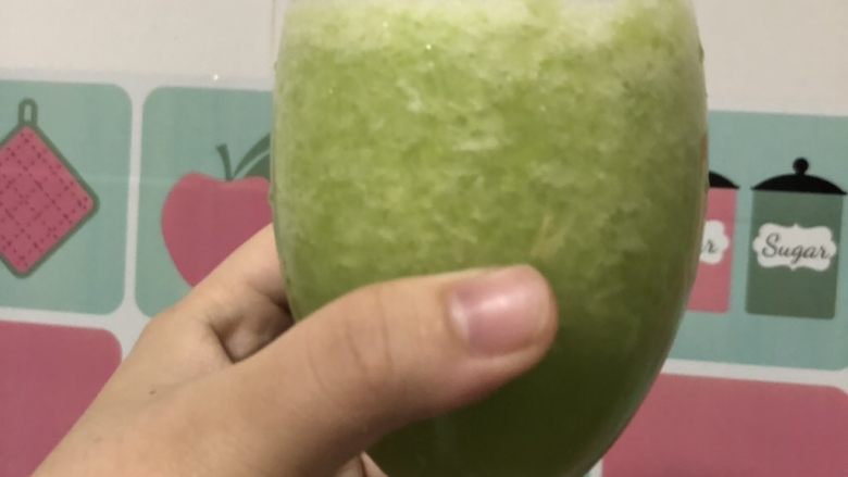 夏日清肠饮品,榨好咯。果肉一起的,喝起来还是很爽口的。