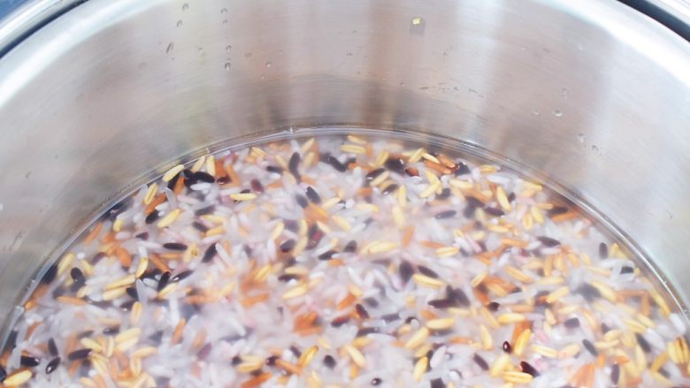 杂粮饭,水量跟米齐平即可,水量不可超过米平面的1厘米