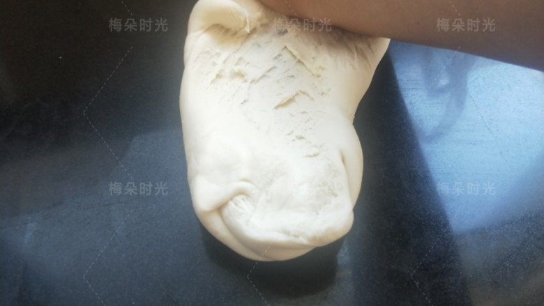 花样馒头——粽子馒头,花样馒头一般采用一次发酵法,所以开始揉面,像搓衣服一样搓揉。