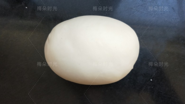 花样馒头——粽子馒头,大约8~10分钟,面团揉至光滑。