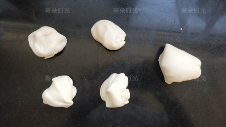 花样馒头——粽子馒头,分成4个40克面团。剩余的面团待用。防止在做造型时发酵,可以先把用不着的面团放在冰箱里。做一个取一个。