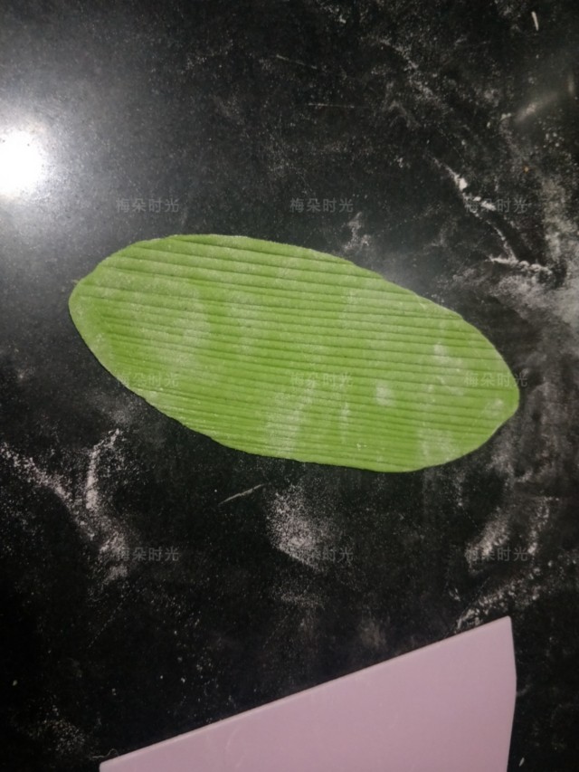 花样馒头——粽子馒头,取10克面团,做成一片大的粽叶。