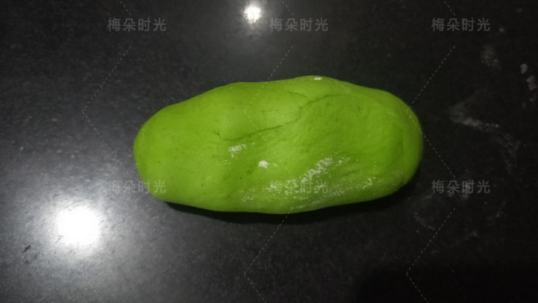 花样馒头——粽子馒头,剩余的白面色面团分出5克待用。其余的加入菠菜粉,和一点点食用色素揉成绿色面团。因为同样的馒头我之前做过一次,只用了菠菜粉,蒸熟有点褪色,感觉绿色看起来太浅了。所以这次我除了加菠菜粉,还用牙签蘸取了一丢丢叶绿色食用色素一起揉进去。介意色素的亲可以不加,只加菠菜粉。