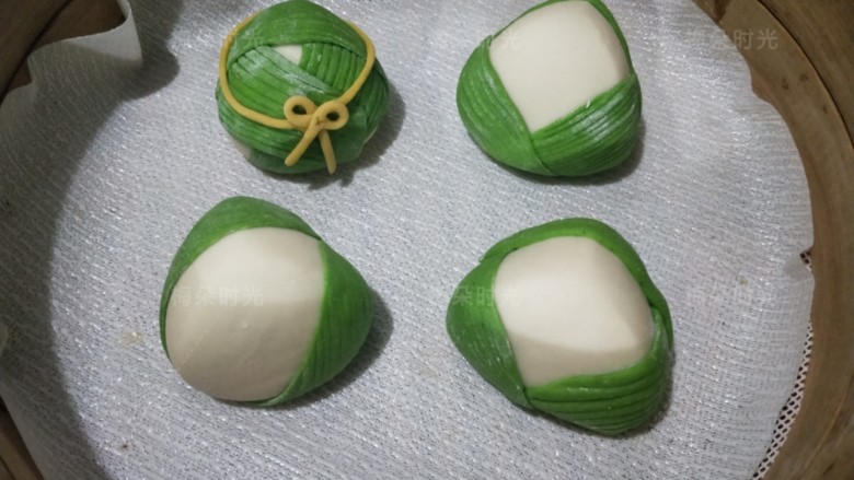 花样馒头——粽子馒头,依次做好四个粽子馒头。开始发酵。发酵时间不能固定说多久。因为卡馒头造型时候面团也在发酵,每个人手速也不一样。所以最后看馒头状态。看起来圆鼓鼓的,饱满了。手指轻按回弹就是发酵好了。