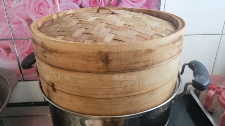 花样馒头——粽子馒头,开水上锅,蒸十分钟。嫩焖一分钟,出锅。