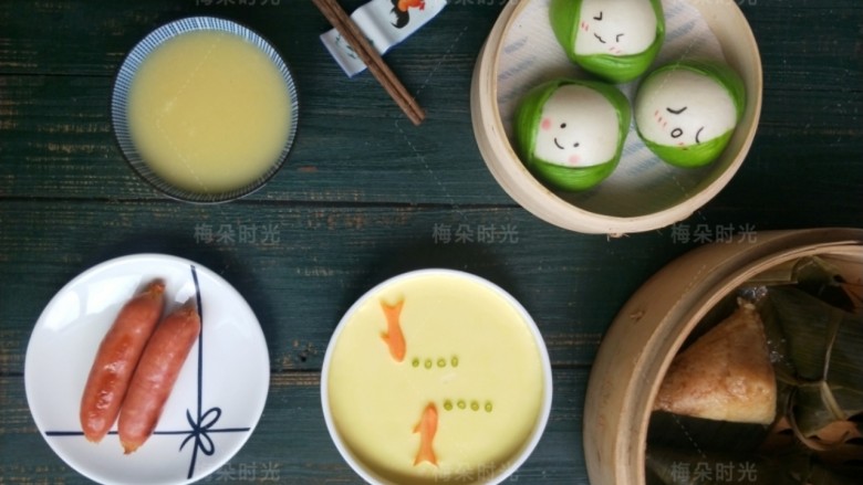 花样馒头——粽子馒头,我搭配了水蒸蛋,玉米糊糊,烤肠,还有真的糯米粽子做早餐。