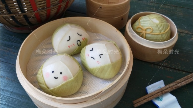 花样馒头——粽子馒头,这是蒸熟以后,有点褪色,不过感觉小清新,也挺好看的。也许再多加一些菠菜粉颜色会更深一些。