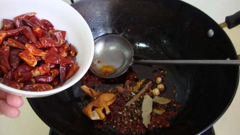 重庆烧鸡公, 底油把豆瓣酱和香料炒香,加水、酱油煮开