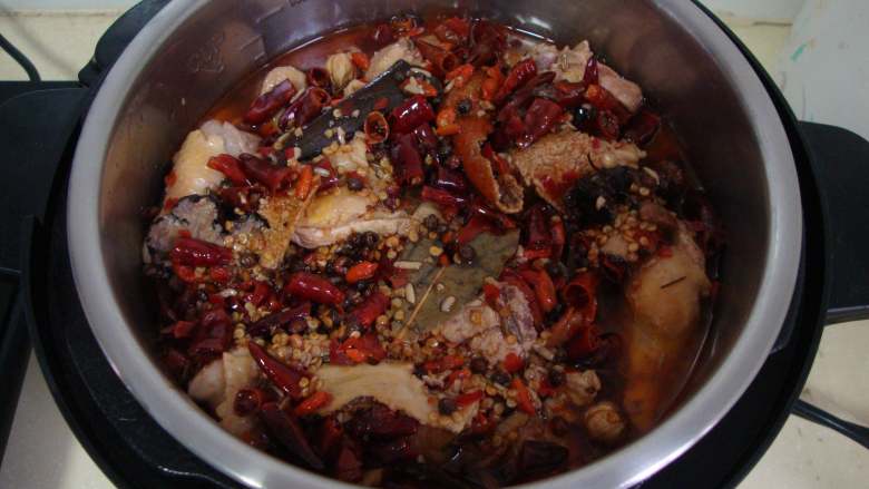 重庆烧鸡公,倒入高压锅内,压制35-40分钟
