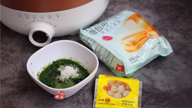 菠菜烙饼,备好食材,菠菜洗净,放入锅中焯煮片刻,捞起用凉水冲洗一下,挤干水分后切碎,放入搅拌机内打成细腻的蔬菜泥;
