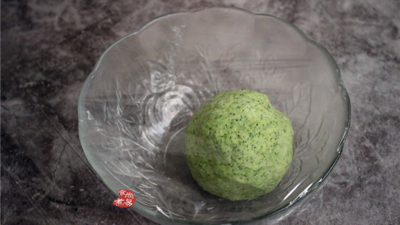 菠菜烙饼,揉成光滑的面团,遮上保鲜膜,在温暖处发酵20分钟;