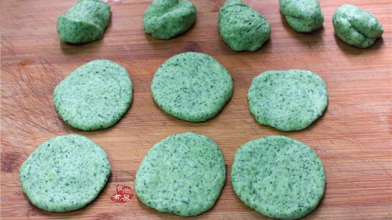 菠菜烙饼,分割成若干个统一大小的面剂子,分别擀成圆饼;