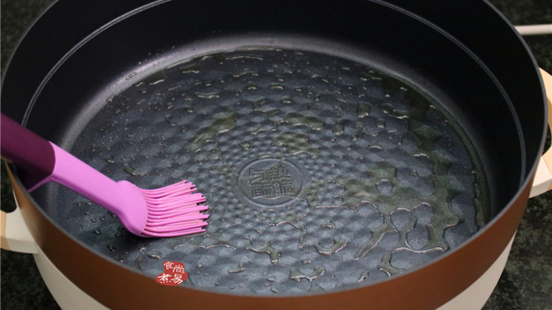 菠菜烙饼,煎锅内涂抹一层食用油;