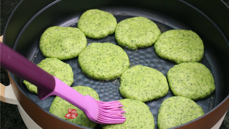 菠菜烙饼,将菠菜饼整齐码在锅内,表面再刷一层油,锁住面团的水分;