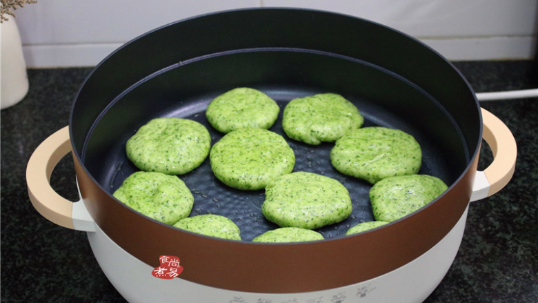 菠菜烙饼,中火煎烙,期间勤快翻面;