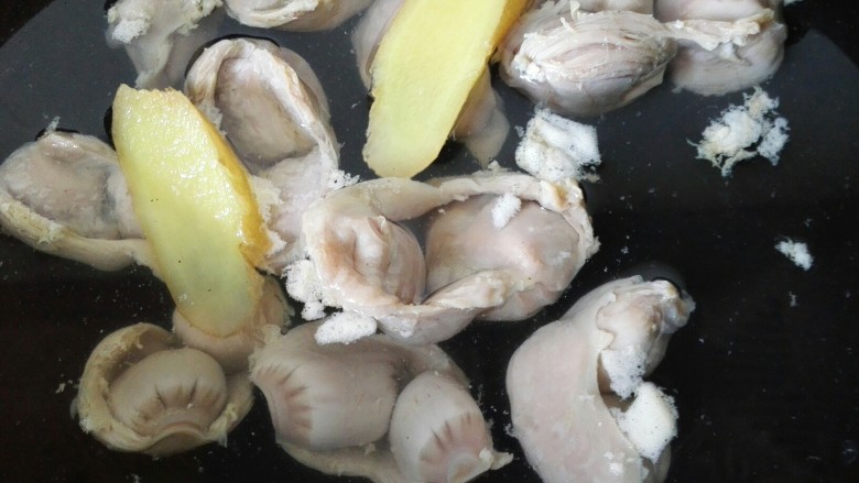 鱼香风味鸡胗,沸腾出沫后加入适量<a style='color:red;display:inline-block;' href='/shicai/ 894'>黄酒</a>去腥,然后再煮一会直至鸡胗能用筷子插的动
