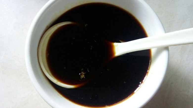 奶香抓炒鱼片,一份料酒,一份酱油,三份米醋,三份糖,三份半清水,两克盐,调制抓炒酱汁。
