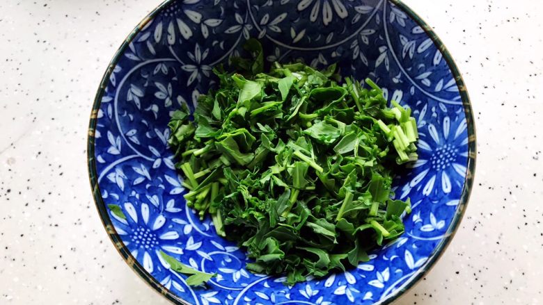 洋葱芝麻菜拌鸡丝,<a style='color:red;display:inline-block;' href='/shicai/ 158'>芝麻菜</a>用饮用水洗净之后切碎,控干水分