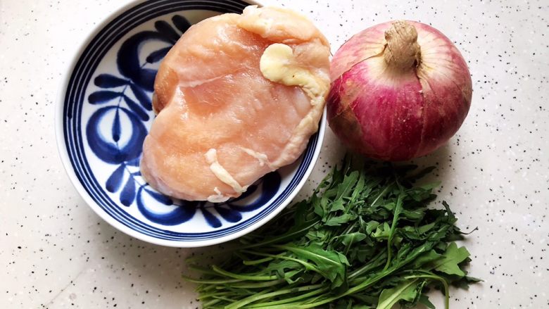 洋葱芝麻菜拌鸡丝,首先我们准备好所有食材