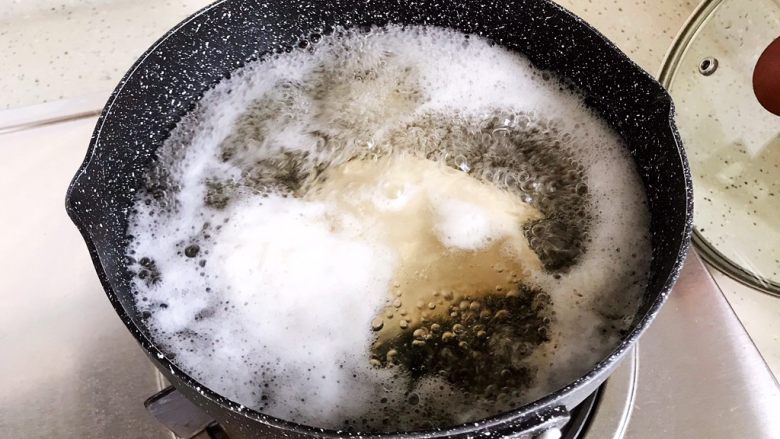 洋葱芝麻菜拌鸡丝,煮15-20分钟(在于你的鸡胸肉有多大)
