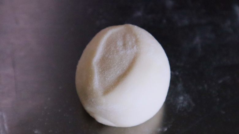 「多味手抓饼」,取出面团，搓成长条，平均等分，大概可以分成8个。