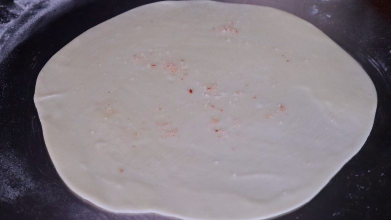 「多味手抓饼」,擀平，撒盐，涂抹油酥。油酥的制作方法：40克猪油，2分钟，V键，小勺，后加入15克中筋粉，30秒，V键，速度1，充分混合。