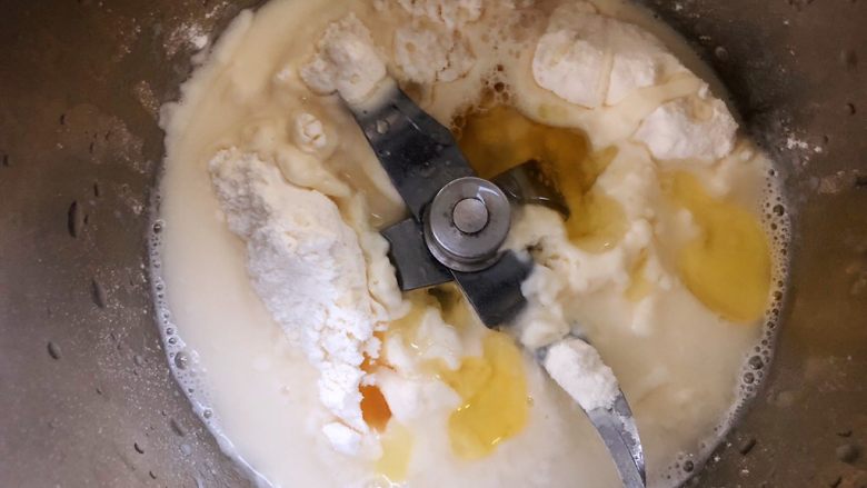 「多味手抓饼」,面皮材料放入主锅，启动揉面功能键，2分钟。