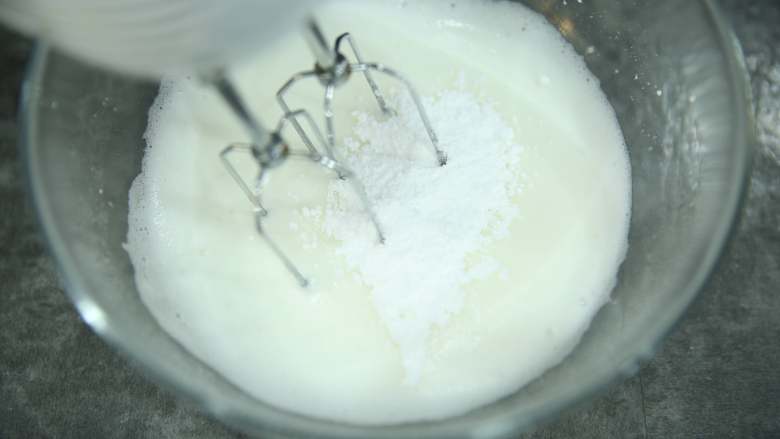 超级简单不坍塌的法式蛋白糖,秒积膨大些,蛋白气泡细腻一些,加第二次