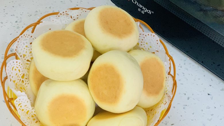 喜饼,喜饼烤好后用手轻压饼身,很快就能加弹起来,就表示饼熟了。