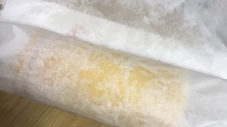 肉松海苔蛋糕卷(详细版),同样方式卷上,捏紧。