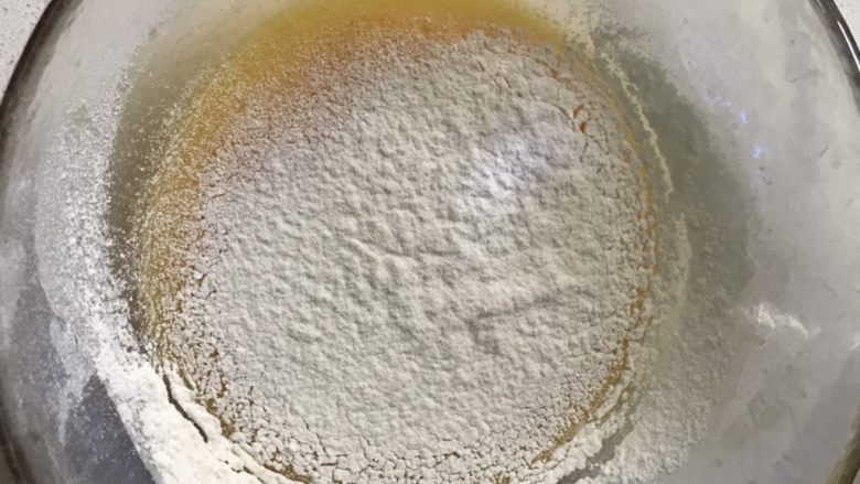 肉松海苔蛋糕卷(详细版),分三次筛入低粉,每次搅拌均匀后再加入剩下的。(次数自定)