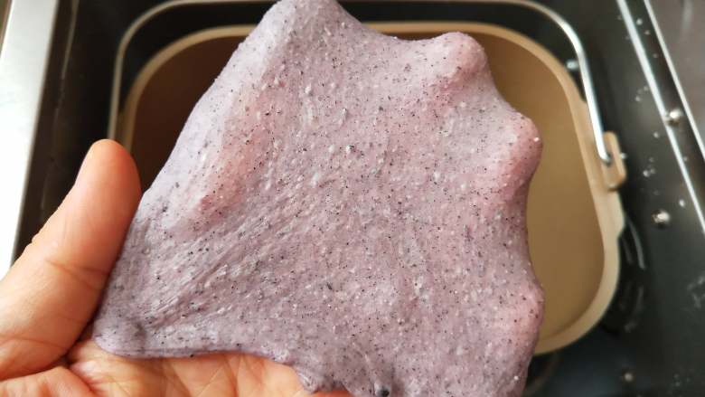 黑米红枣软欧,6揉到出薄膜为止。