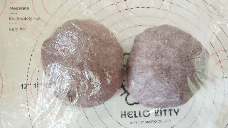 黑米红枣软欧,9分割成2份,滚圆盖保鲜膜松弛15分钟。