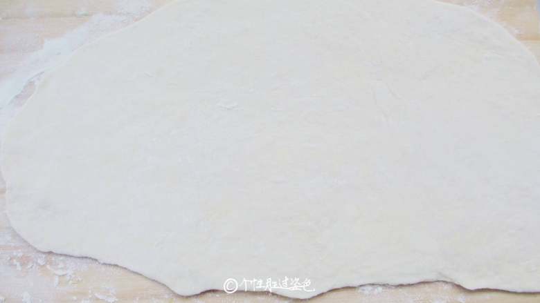 家常韭菜饼,快速整型成长条,撠成长方型面片,越薄越好