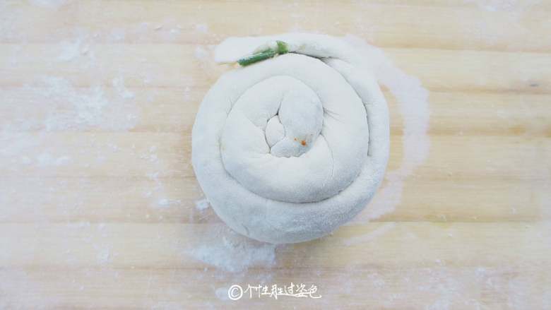家常韭菜饼,从面团一边开始往内卷,卷成圆型