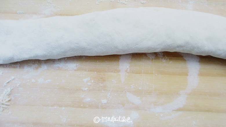 家常韭菜饼,两边封好口,轻轻将面条拉长。注意力度要轻,不要拉破面皮