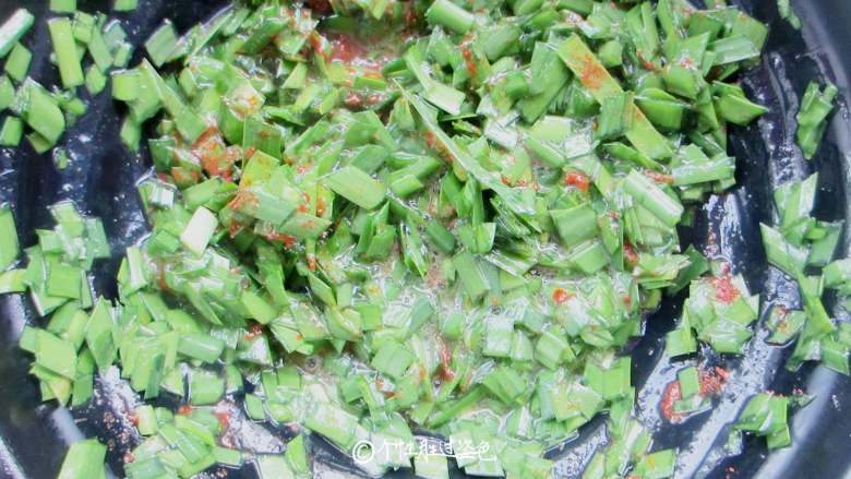 家常韭菜饼,加入一勺油,盐、辣椒粉、鸡粉、胡椒粉搅拌均匀