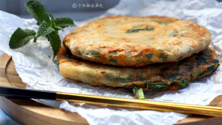 家常韭菜饼,做好了的韭菜饼,外焦内嫩,一口气吃了2个