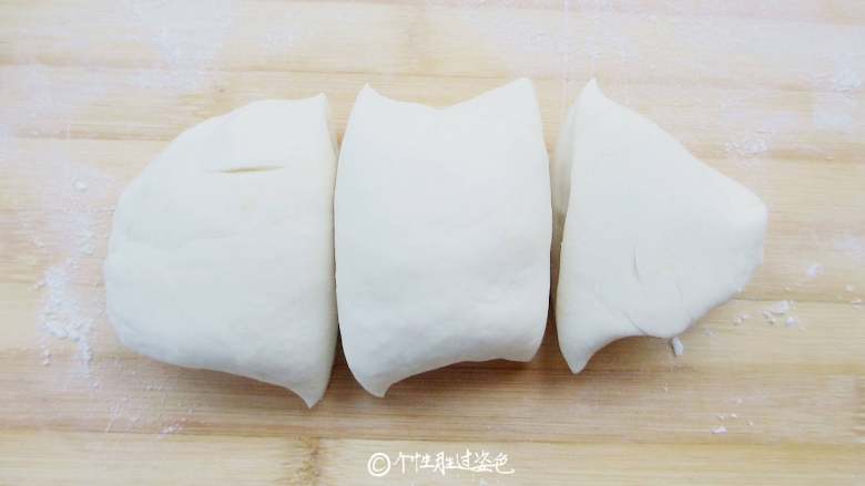 自制菜笼,发酵好的面团再进行揉合,面粉表面小疙瘩全无,面粉光滑。分割成三份