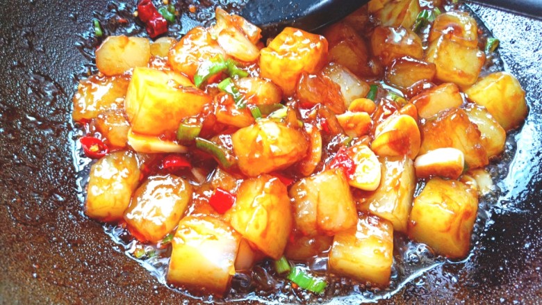 炒豌豆凉粉,翻炒入味,关火装盘