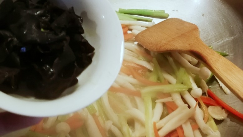 时蔬小炒,放入木耳 翻拌均匀