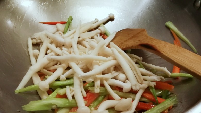 时蔬小炒,芹菜炒软后 放入白玉菇