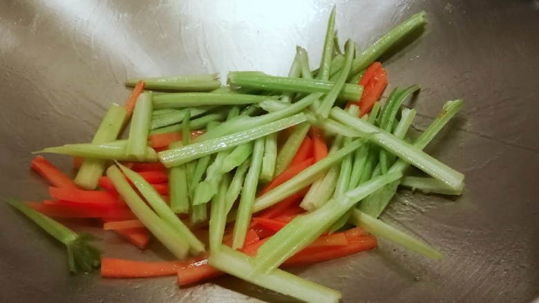 时蔬小炒,放入芹菜 翻炒