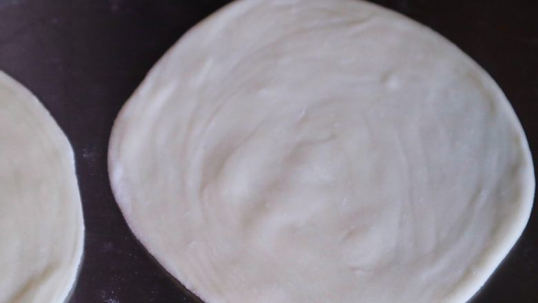 「多味手抓饼」,擀开。