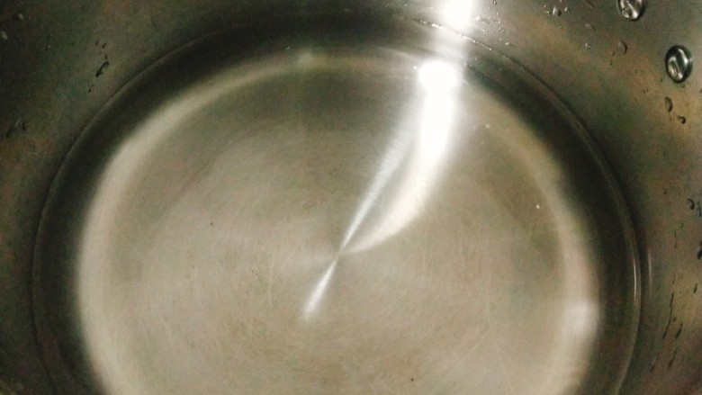 番茄螺丝面,锅内放入适量水